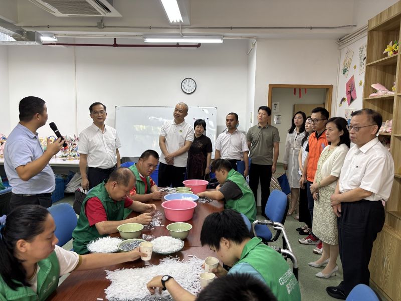 省评估组到中山市残疾人托养中心实地考察“共建车间”.jpg